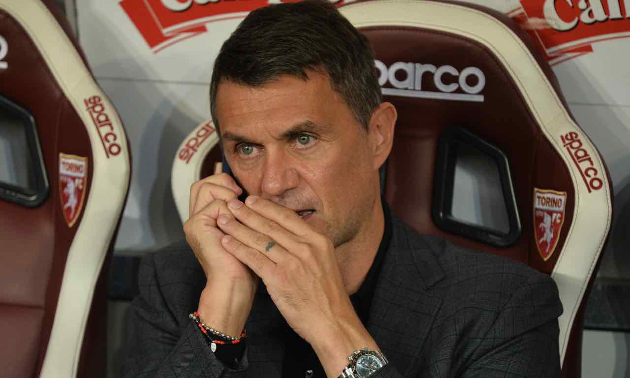 Maldini parla al telefono