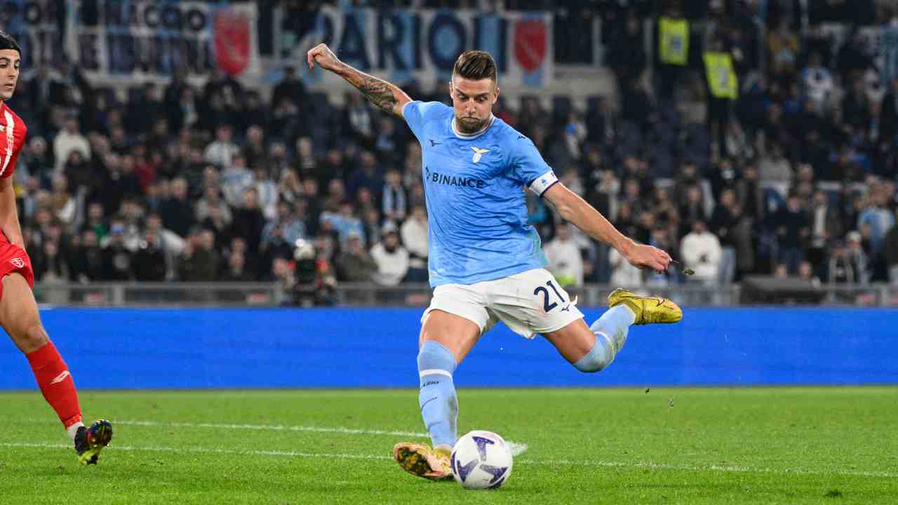 Milinkovic-Savic calcia il pallone Lazio