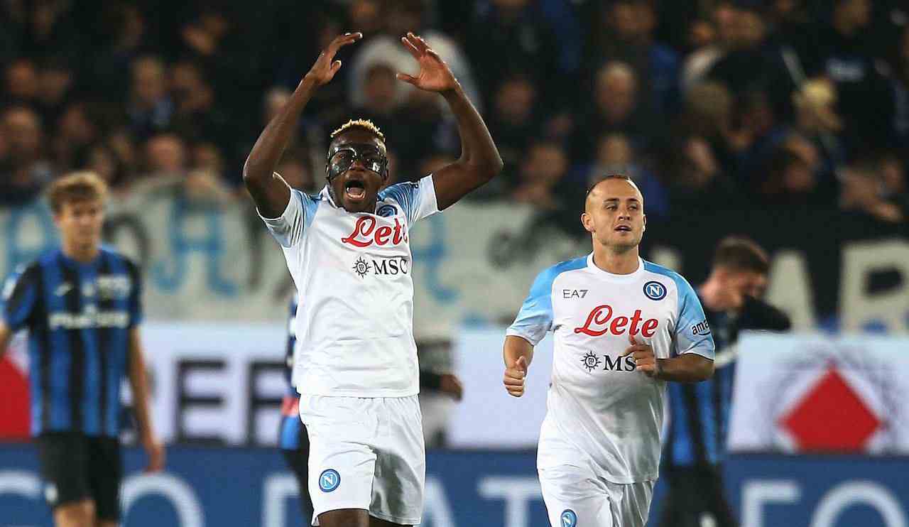 Osimhen esulta dopo la vittoria contro l'Atalanta