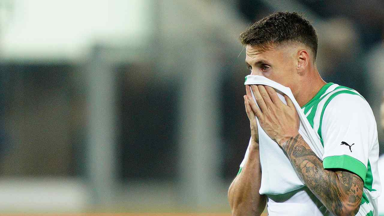 Pinamonti si asciuga il volto con la maglia Sassuolo