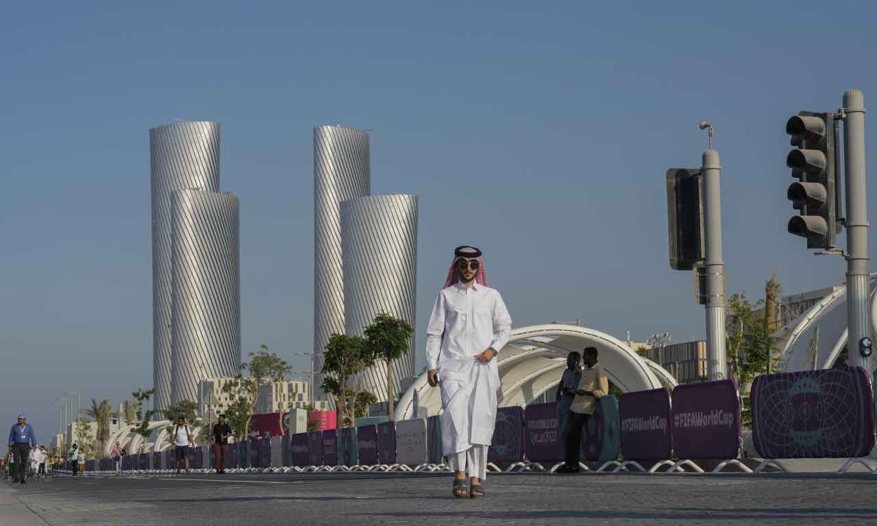 Un qatariota passeggia a Lusail