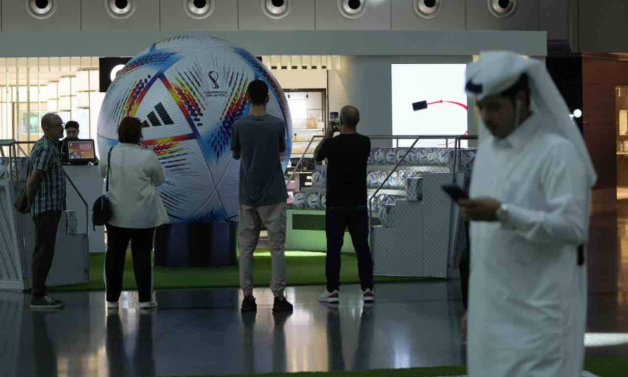 Il pallone dei Mondiali nell'aeroporto di Doha