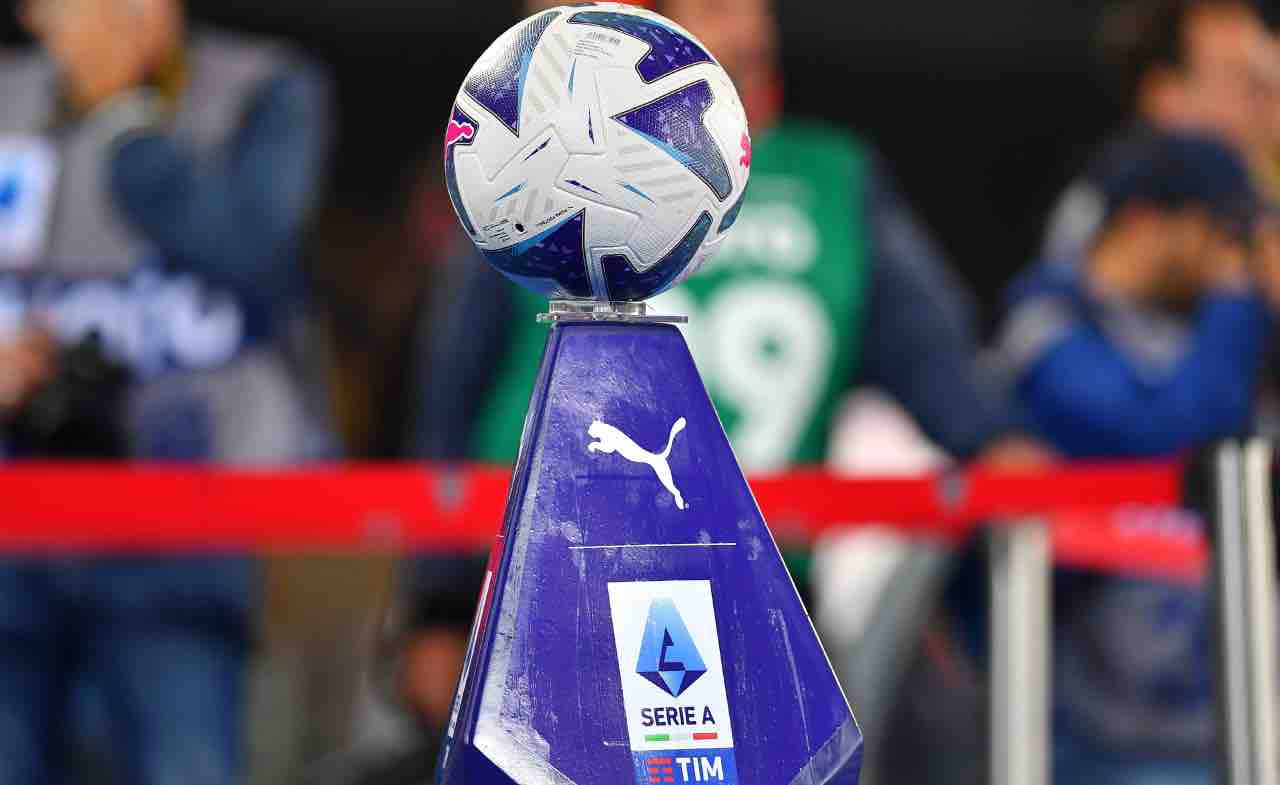 Il pallone della Serie A esposto