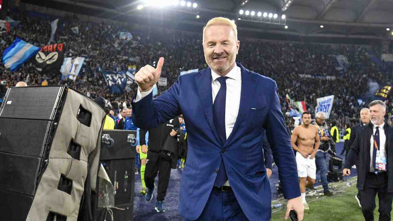 Igli Tare fa il segno dell'ok Lazio