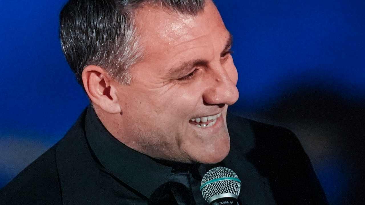 Vieri sorride mentre parla al microfono