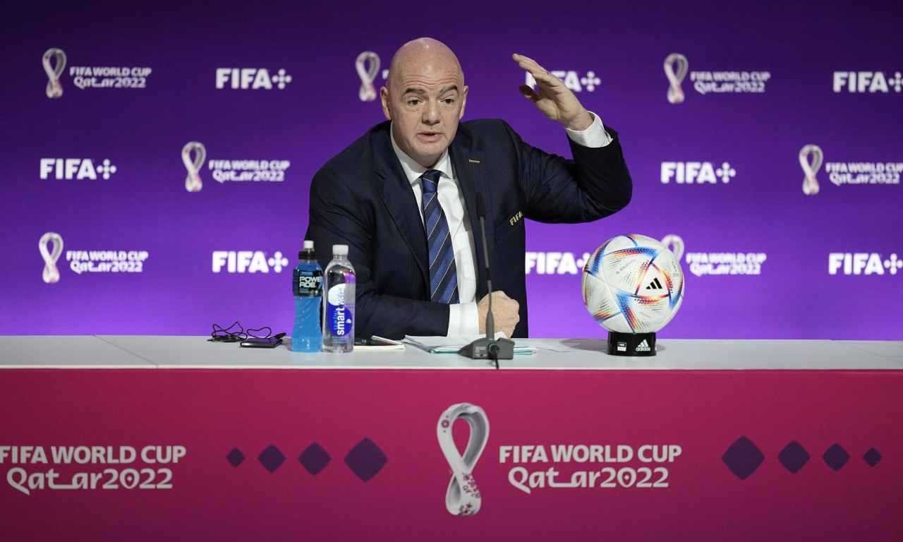 FIFA, Infantino gesticola in conferenza stampa