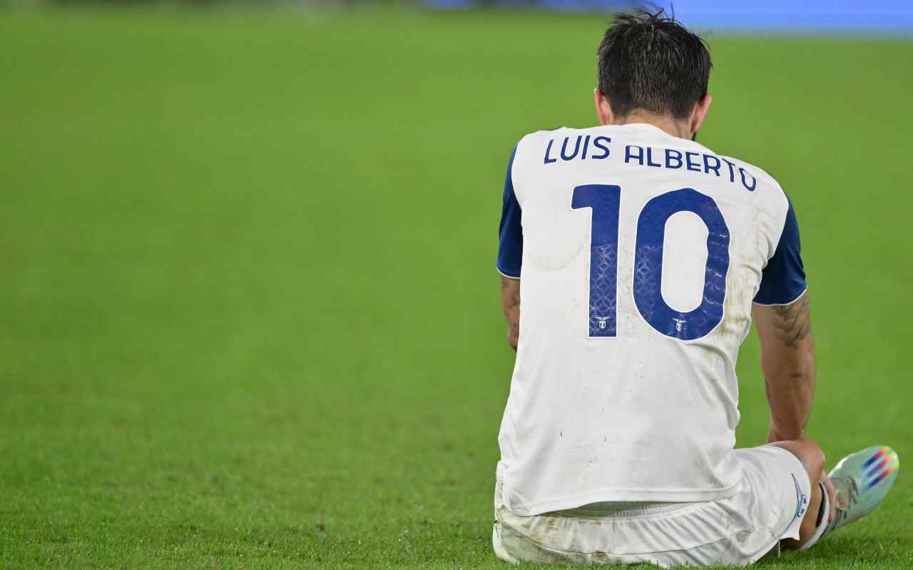Lazio, Luis Alberto seduto in campo