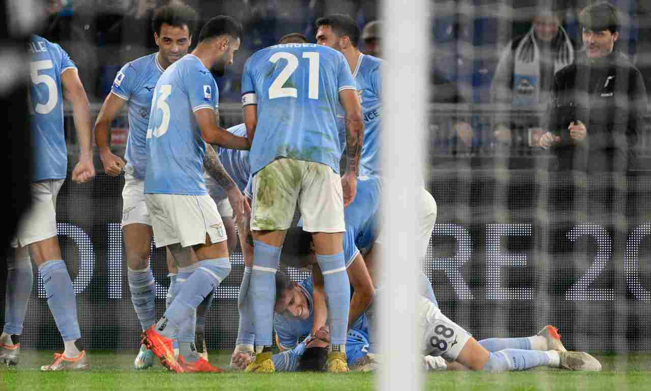 Lazio, la squadra travolge Romero durante l'esultanza