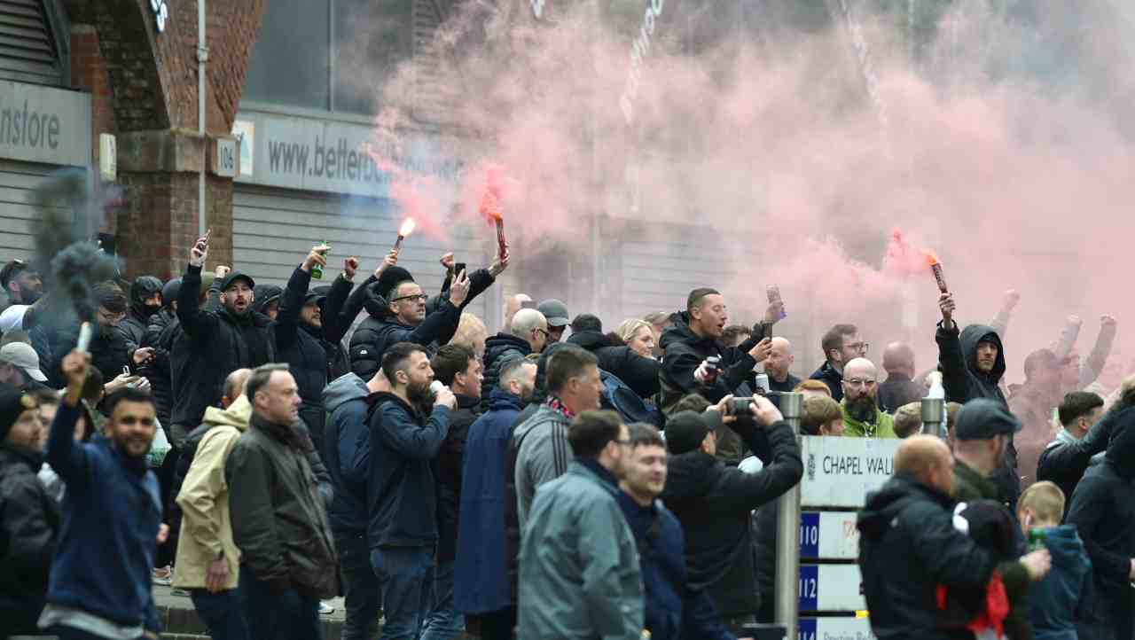 Manchester United, tifosi in protesta contro la società