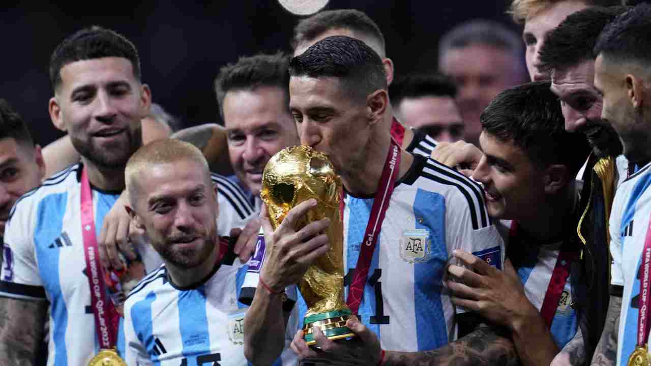 Angel Di Maria bacia la Coppa del Mondo