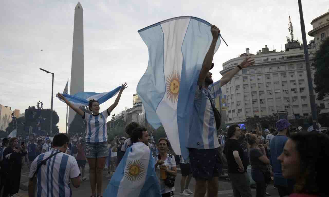 Tifosi argentini festeggiano all'Obelisco