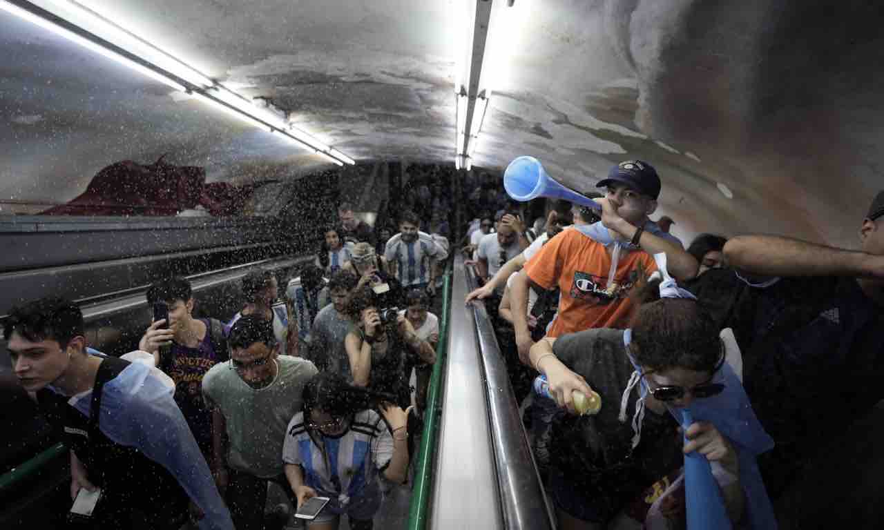 Tifosi Argentina in metro