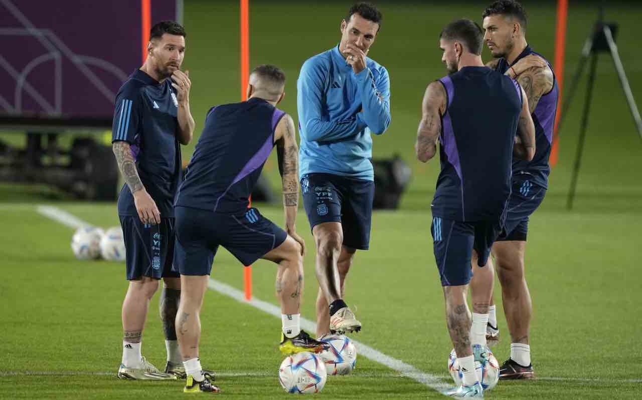 Scaloni a colloquio con Messi, Papu, De Paul e Paredes