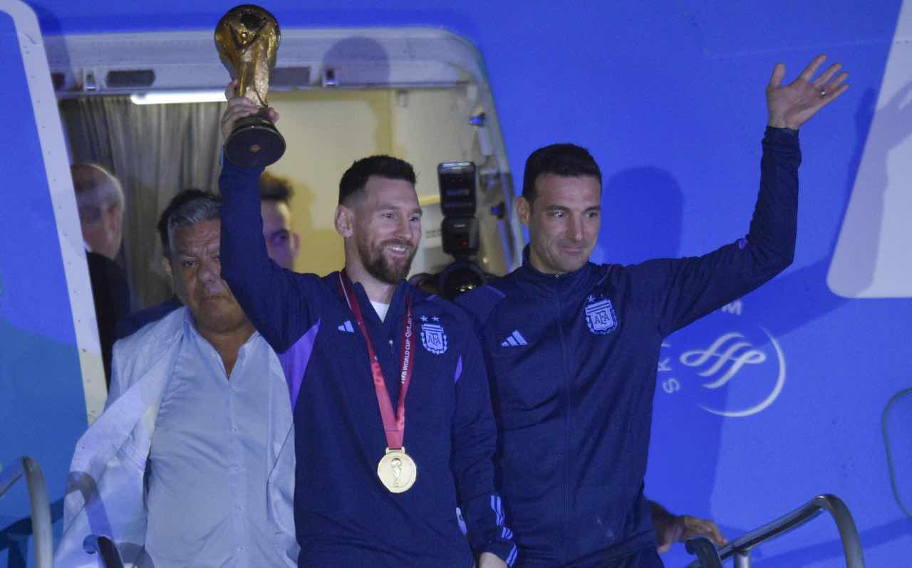 Scaloni e Messi con la Coppa del Mondo