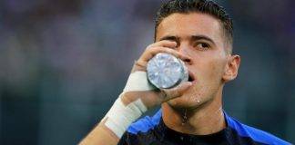 Asllani beve in campo Inter