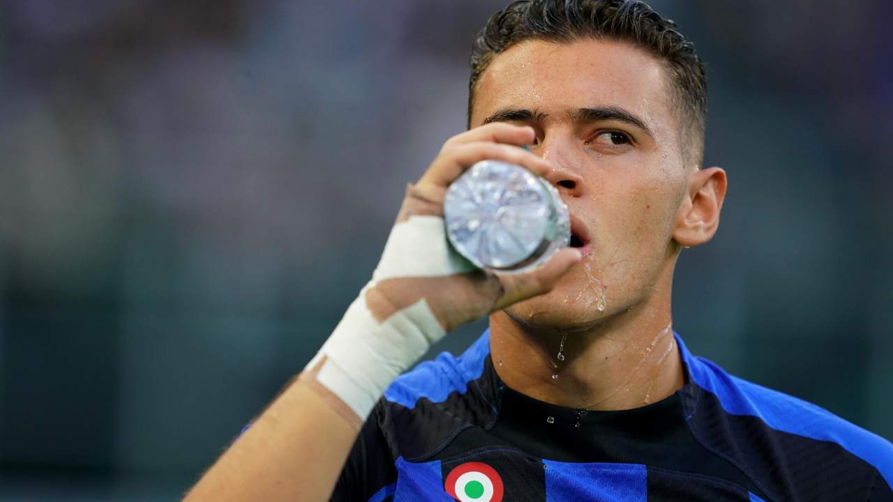Asllani beve in campo Inter