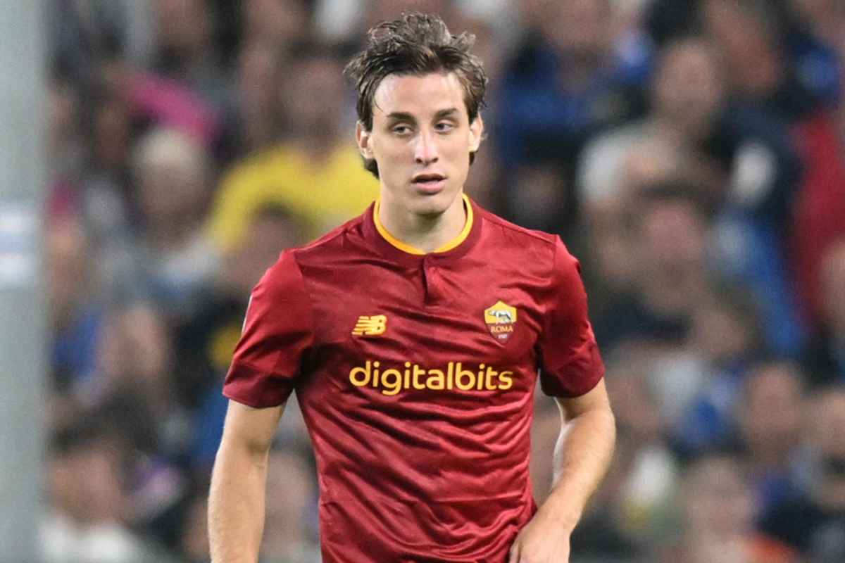 Bove con la maglia della Roma 