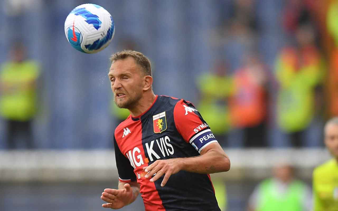 Criscito con la maglia del Genoa: il terzino torna in Liguria