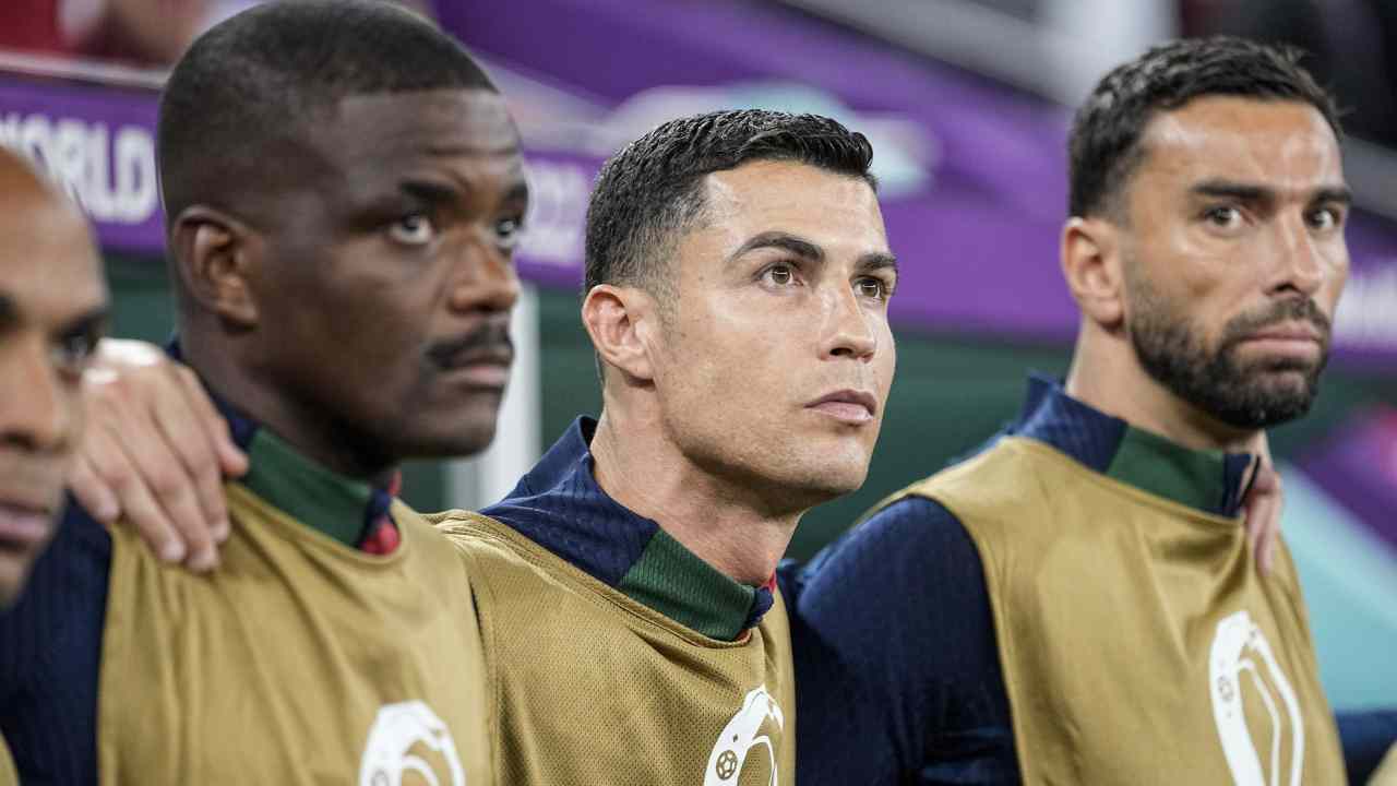 Cristiano Ronaldo abbracciato ai propri compagni 