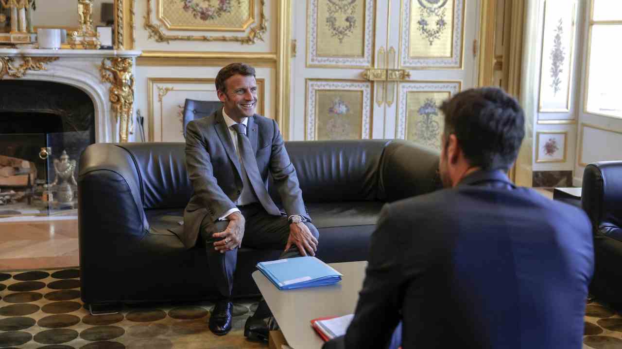 Il presidente francese Emmanuel Macron avrebbe Mbappé a restare nel PSG di Al-Thani