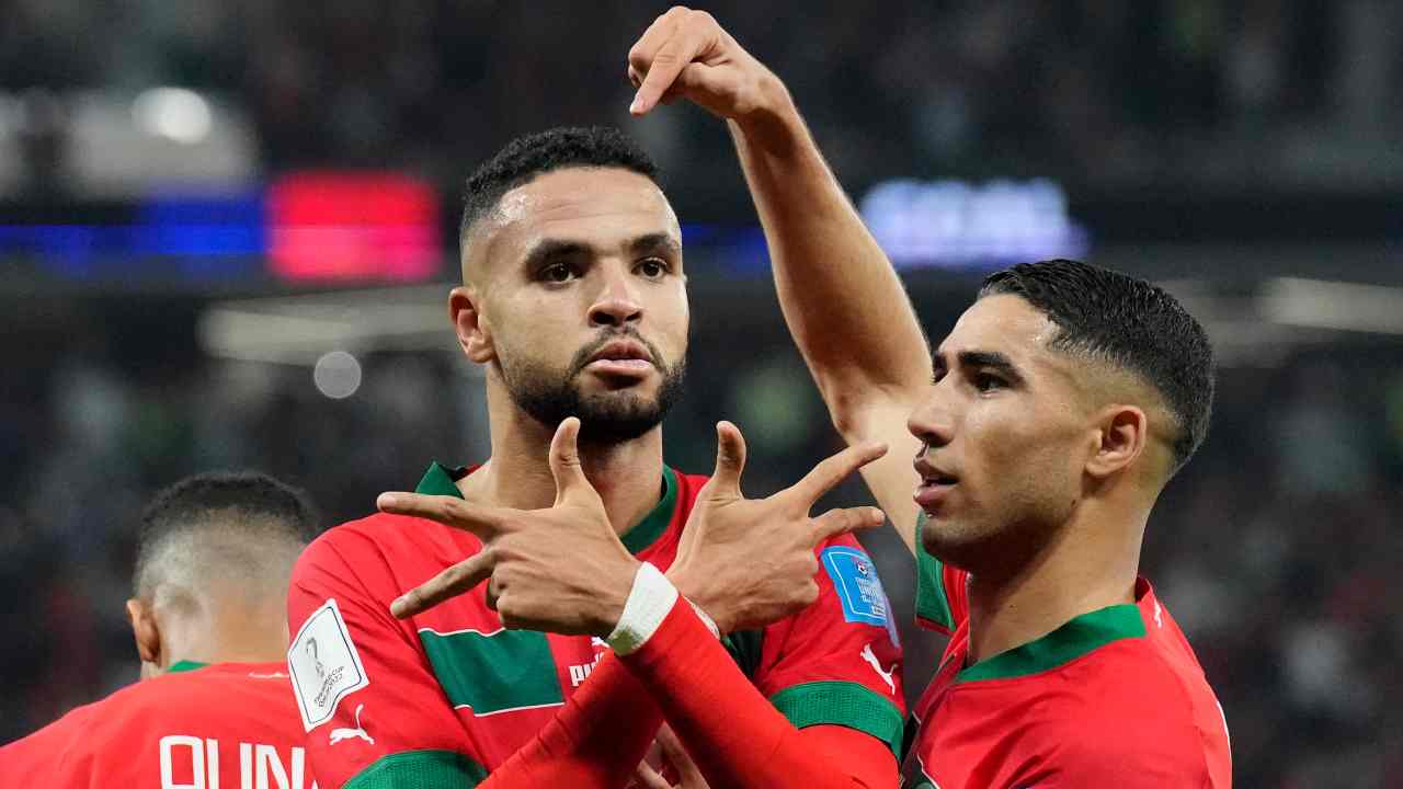 En Nesyri esulta dopo il gol al Portogallo ed Hakimi lo mostra al mondo 