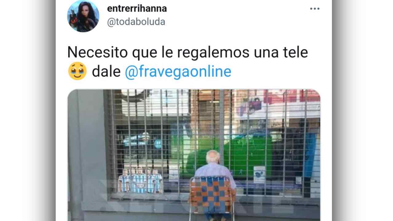 Il tweet sul nonno argentino che guarda la tv dallo schermo del negozio 