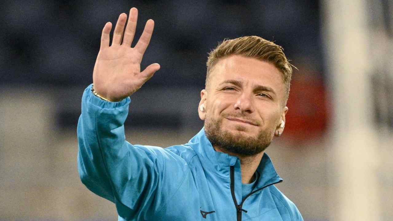 Immobile saluta sorridente Lazio