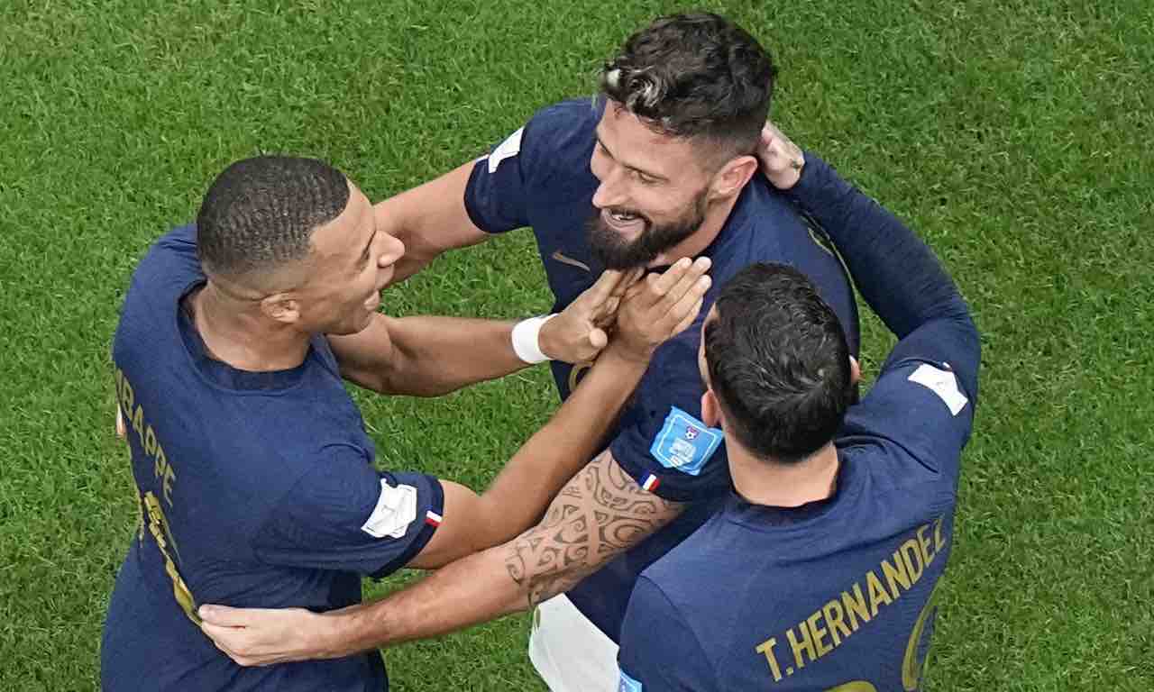 Giroud, Mbappé e Theo festeggiano il gol della Francia