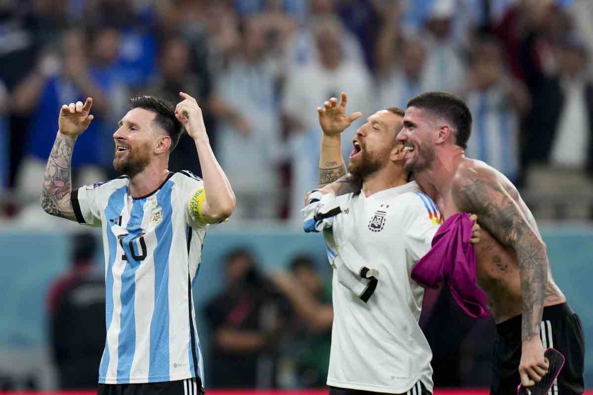 Papu Gomez esulta con Messi e De Paul