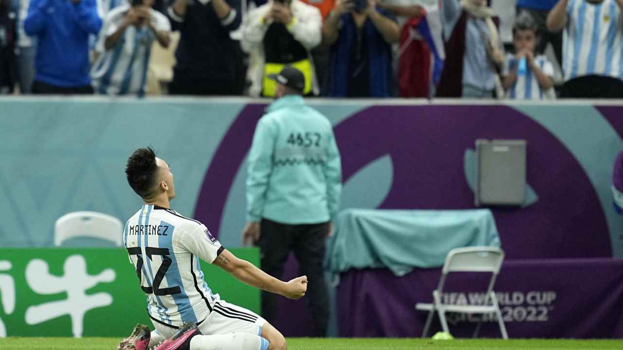 Lautaro Martinez esulta per il rigore segnato Argentina