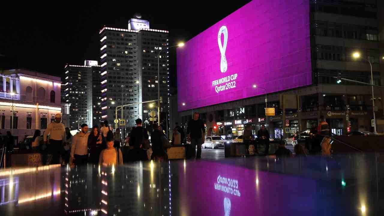 Il logo dei Mondiali in Qatar campeggia su uno schermo: ancora polemiche intorno alla manifestazione