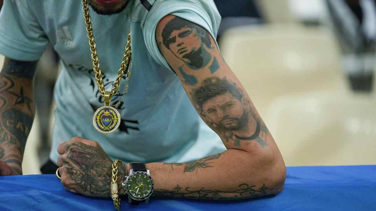Maradona e Messi raffigurati sul braccio di un tifoso