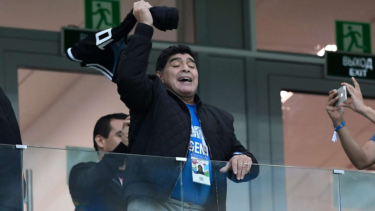 Maradona esulta