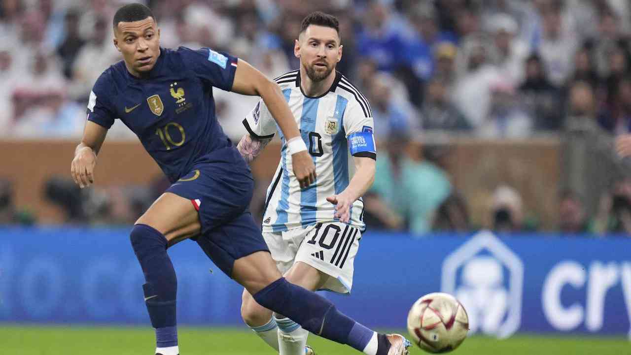 Mbappè e Messi lottano