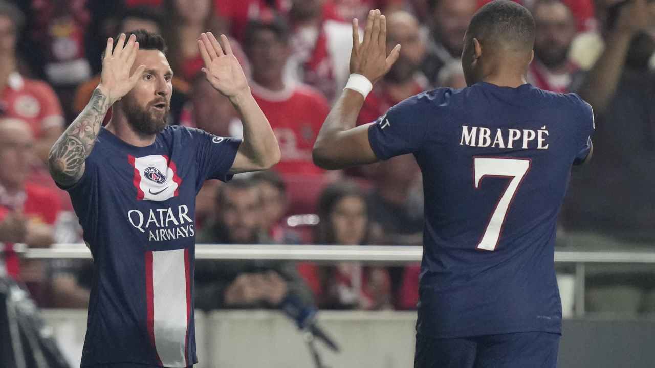Messi e Mbappé si danno il cinque al PSG