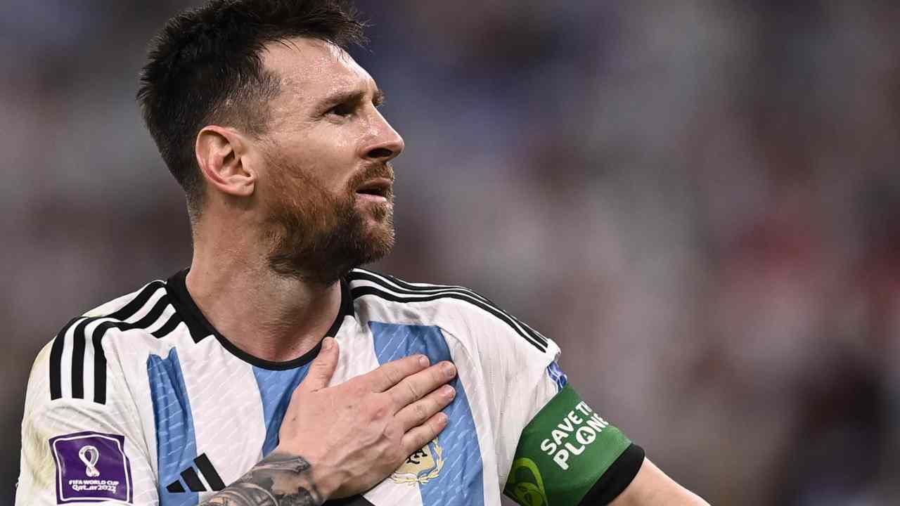 Messi con la mano sul cuore Argentina