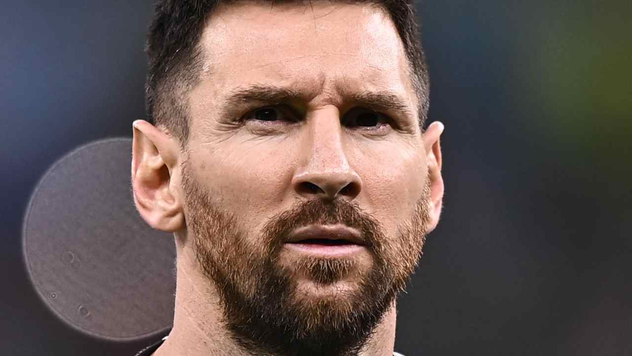 Messi guarda concentrato Argentina