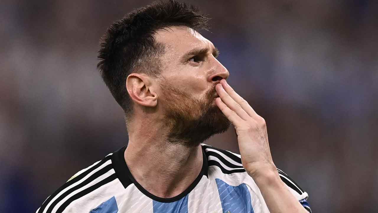 Messi manda un bacio Argentina