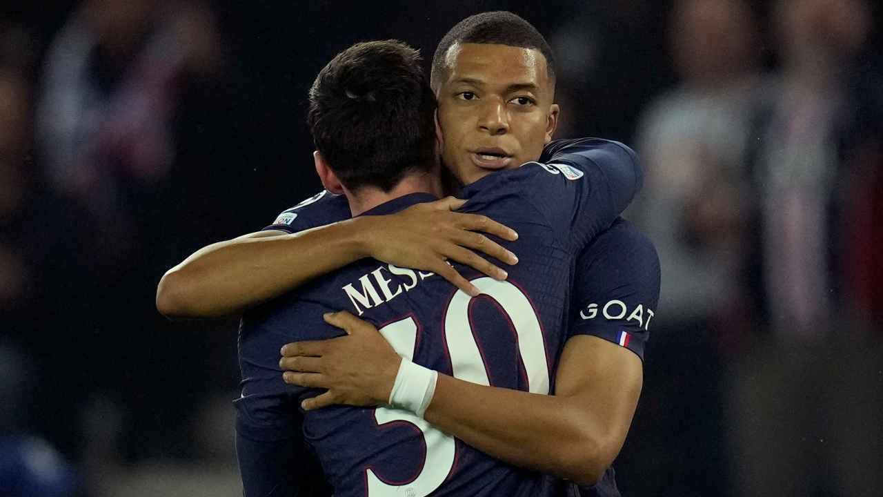 Messi e Mbappe si abbracciano