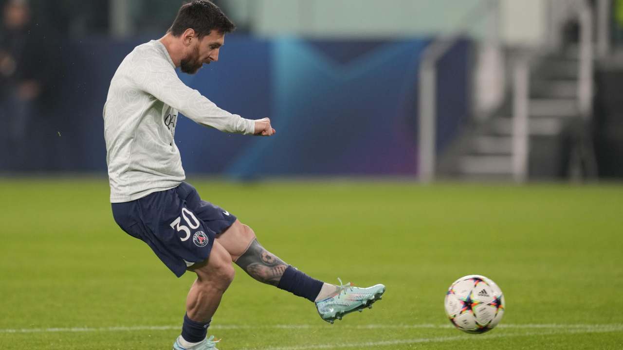 Messi calcia il pallone PSG