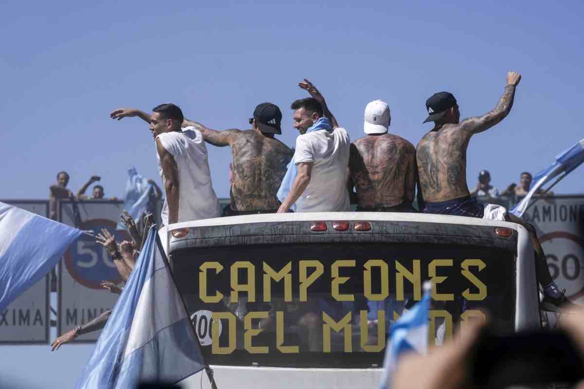 Il pullman dei giocatori dell'Argentina a Buenos Aires