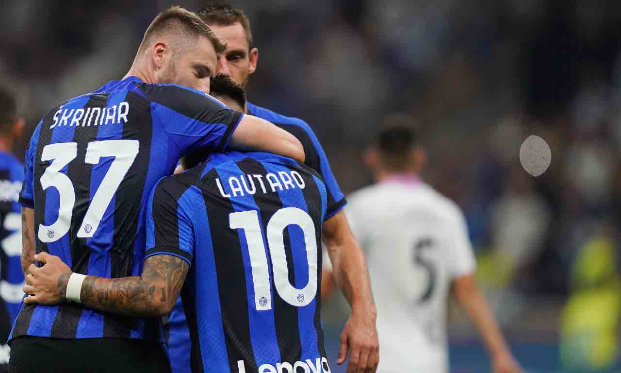 Lautaro e Skriniar si abbracciano