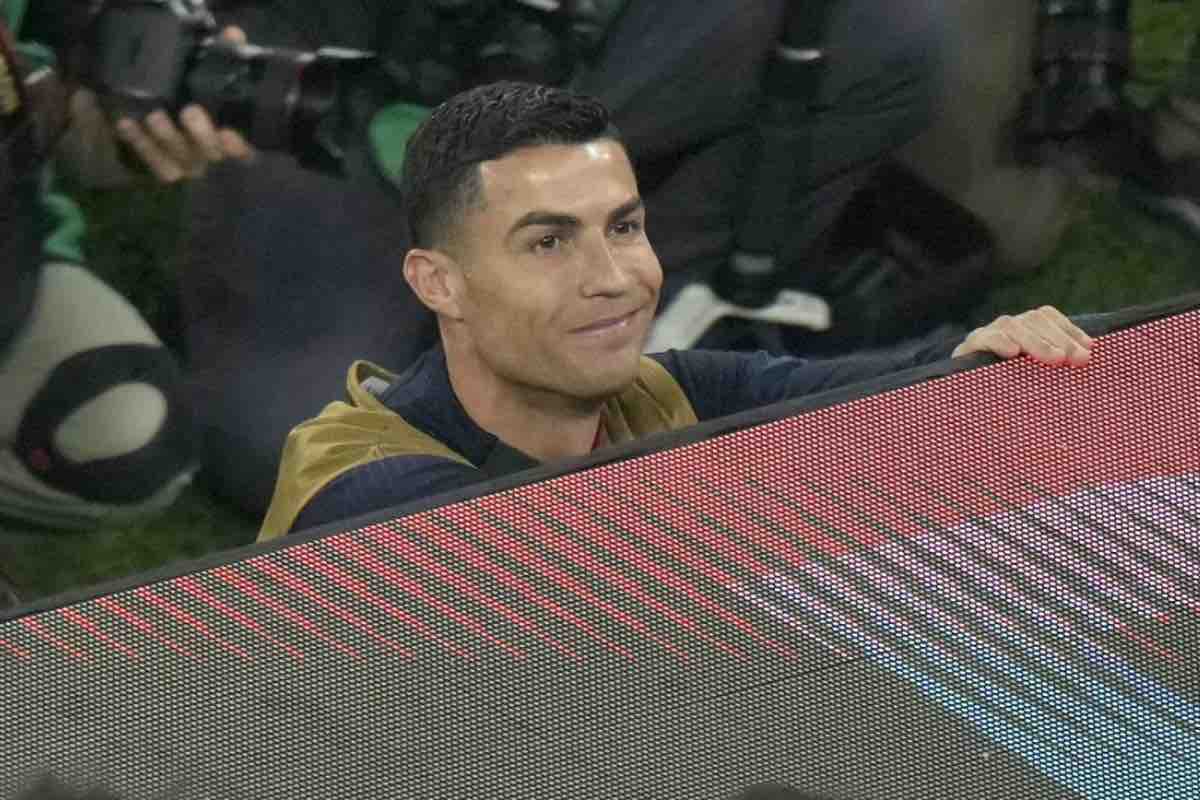 Ronaldo sorridente a bordo campo