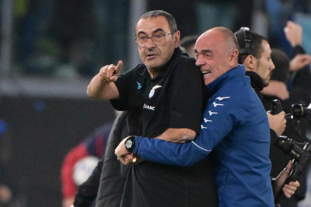 Sarri esulta e indica i avanti Lazio