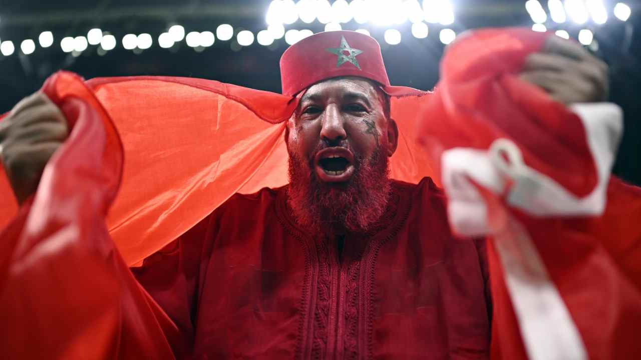 Un tifoso del Marocco mostra il suo orgoglio durante il match con la Francia 