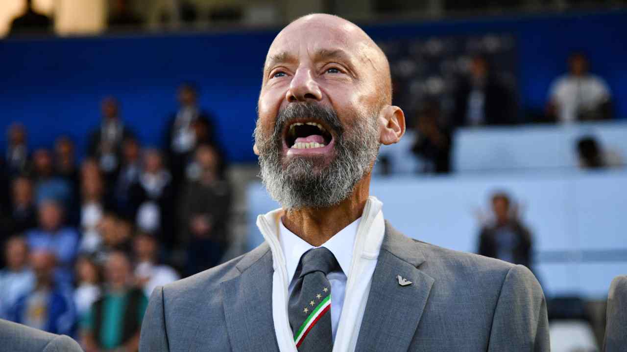 Vialli canta l'inno