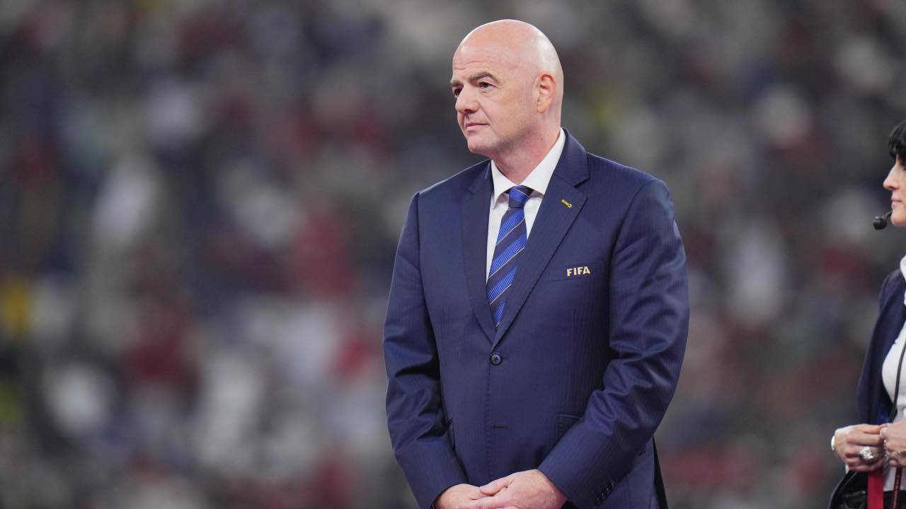 Gianni Infantino pensieroso 