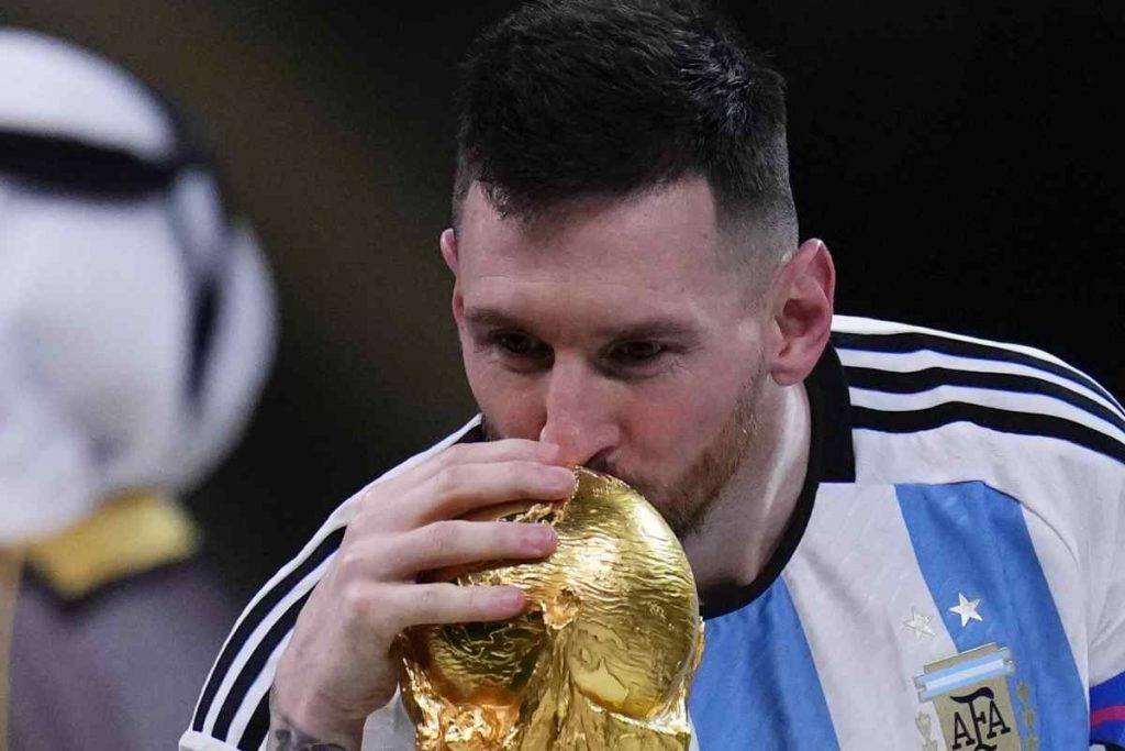 Messi bacia la Coppa del Mondo