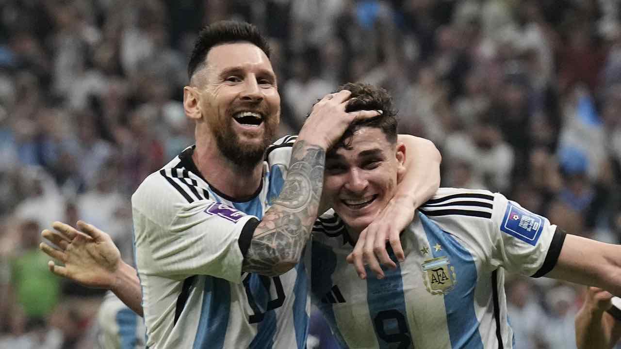 Messi ed Alvarez esultano
