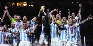 Argentina-Francia, Messi alza la coppa